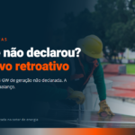 Técnicos instalando módulos fotovoltaicos em telhado, representando a ampliação de potência que precisa ser declarada