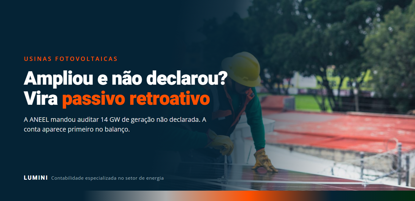 Técnicos instalando módulos fotovoltaicos em telhado, representando a ampliação de potência que precisa ser declarada