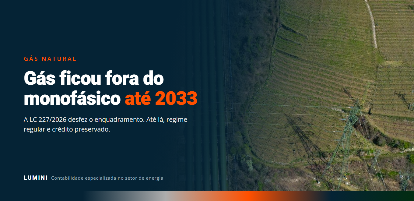 Tubulação de gás natural em área externa, representando a cadeia do gás no regime regular de tributação
