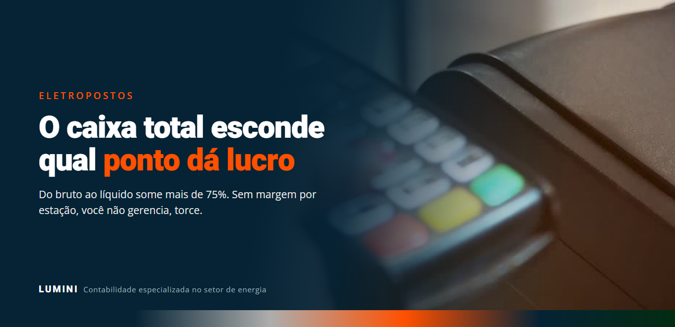 Maquininha de cartão em uso, representando a receita por estação de um eletroposto